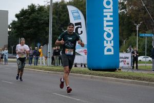 Zdjęcie przedstawia biegnącego zawodnika biegu głównego.