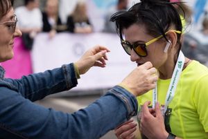 Uczestniczka VIII Jastrzębskiego Biegu Kobiet otrzymuje medal od Prezydent Miasta Anny Hetman.