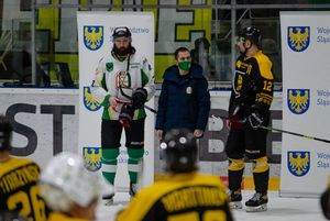 Zack Phillips odbiera nagrodę najlepszego zawodnika meczu.
