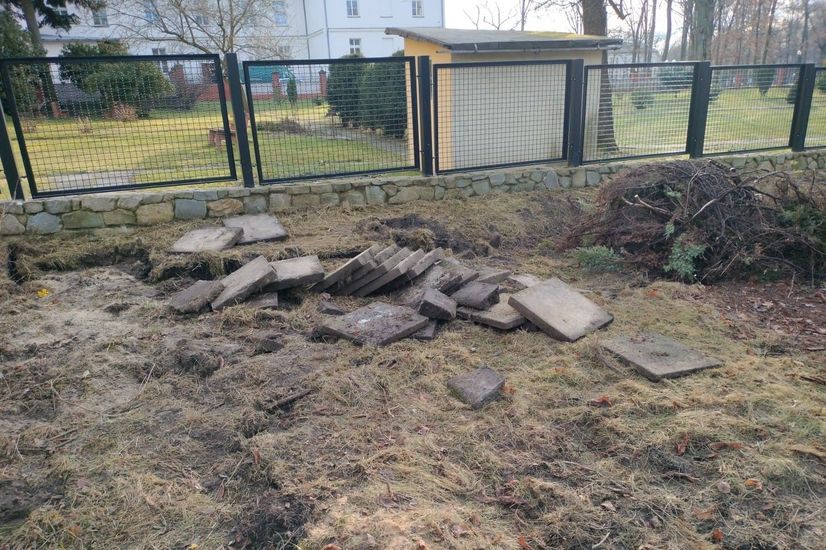Zdjęcie przedstawia teren inwestycji - stan niezagospodarowany.