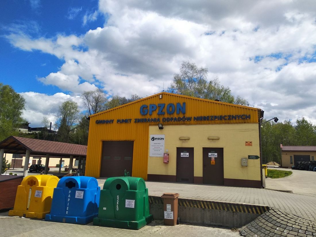 Zdjęcie przedstawia budynek GPZON-u.