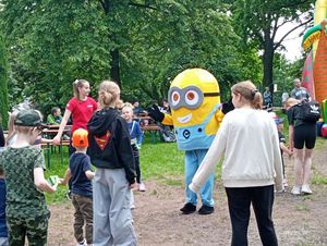 Dzieci bawiące się na Dniu Dziecka.