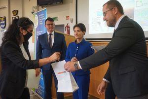 Prezydent Anna Hetman wręcza nagrody
