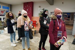 Wolontariusze czekają w kolejce na rozliczenie puszek