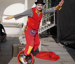 Klaun na monocyklu