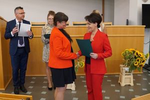 Prezydent Anna Hetman wręcza dyplomy nauczycielom mianowanym i dyrektorom szkół