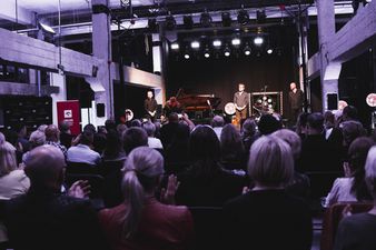 Publika bijąca brawa