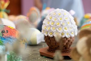 Pisanka ze stokrotkami z papieru.