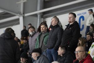 Kibice oglądają mecz.