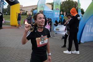 Zdjęcie przedstawia zawodników na mecie biegu głównego.