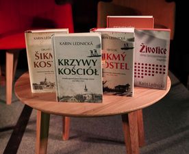 link zewnętrzny, otwarcie w nowej karcie Książki autorstwa Karin Lednickiej stojące na stoliku