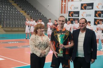 Piotr Szereda i Ewa Gutowska obok kapitana drużyny Akademii Talentów Jastrzębskiego Węgla