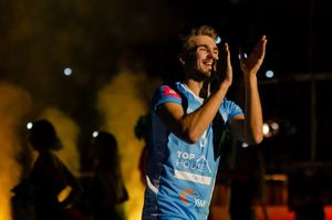 Siatkarze wychodzą na parkiet - kłęby dymu.