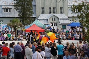 Tłum uczestników podczas dnia godności