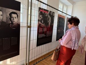 Wystawa na temat wyklętej Inki, przed tablicą kobieta czytająca zebrane informacje