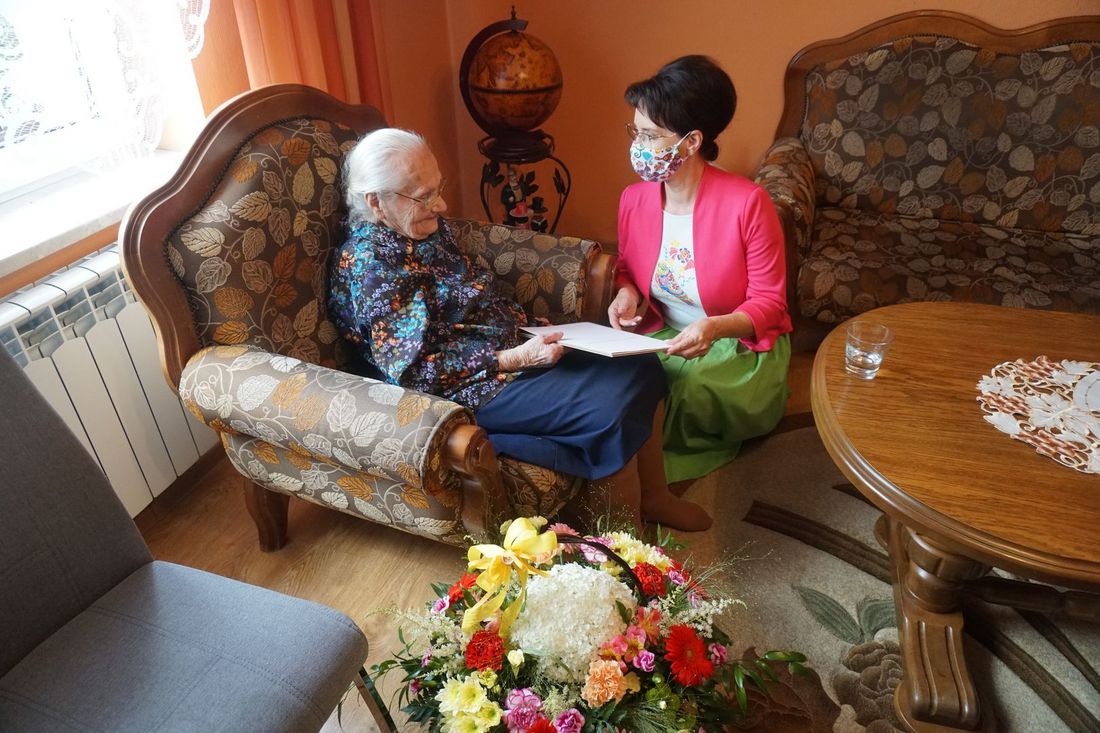 Prezydent Anna Hetman składa życzenia stulatce