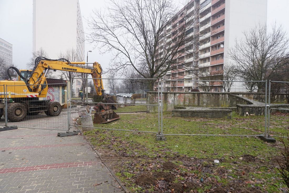 Zdjęcie przedstawia prace nad rewitalizacją placu z "rybą".