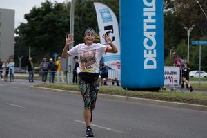 Zdjęcie przedstawia biegnącego zawodnika biegu głównego.