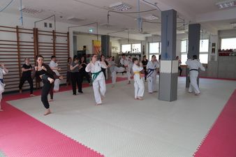 zawodnicy w trakcie wykopów