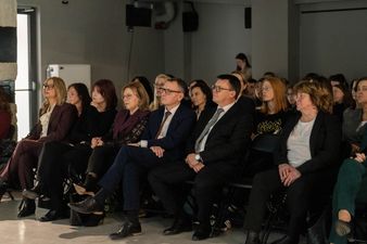 Zaproszeni goście i publiczność skupiona na wysłuchaniu jednego z przemówień