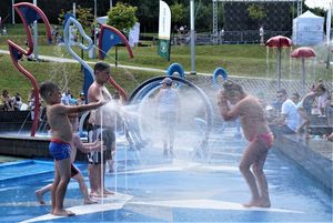 Dzieci bawiące się na placu wodnym na OWN-ie