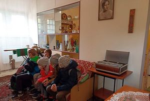 Dzieci w Galerii Historii Miasta - zwiedzają ekspozycję.