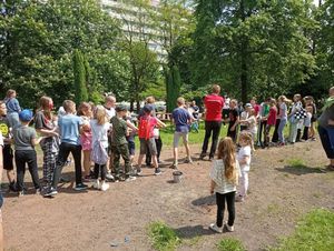 Dzieci bawiące się na Dniu Dziecka.