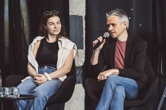 Przemysław Strączek przamawia podczas panelu dyskusyjnego 