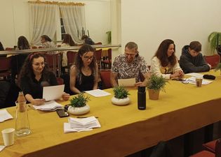 Grupa uczestników tworzących i analizujących scenariusz