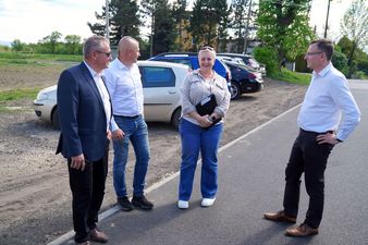 prezydent, pierwszy zastępca pracownicy wydziału infrastruktury na odbiorze drogi