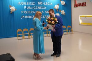 Zdjęcie przedstawia jubileusz 60-lecia przedszkola.