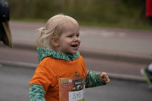 Zdjęcie przedstawia szczęśliwego uczestnika biegu Małego Jastrząbka.