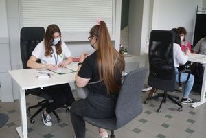 Punkt szczepień na dworcu - wydawanie kart