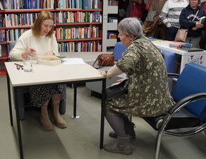 link zewnętrzny, otwarcie w nowej karcie Karin Lednická podpisująca książkę dla uczestniczki spotkania
