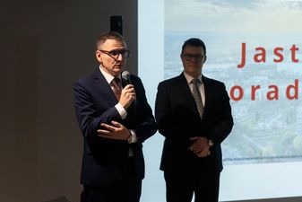 Michał Urgoł Prezydent Miasta podczas przemówienia obok stoi dyrektor Powiatowego Urzędu Pracy