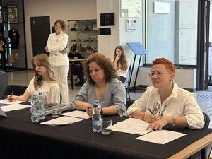 jury słucha występów