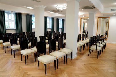 krzesła na sali w pałacu ślubów