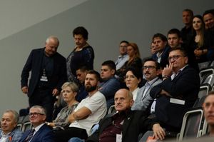 Publiczność ogląda mecz.