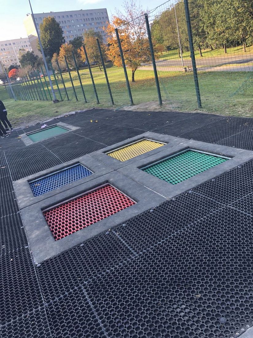 Trampoliny naziemne na osiedlu Barbary