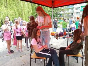 Dzieci bawiące się na Dniu Dziecka.