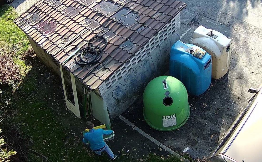 Kadr z monitoringu. Widoczni sprawcy podrzucania odpadów.