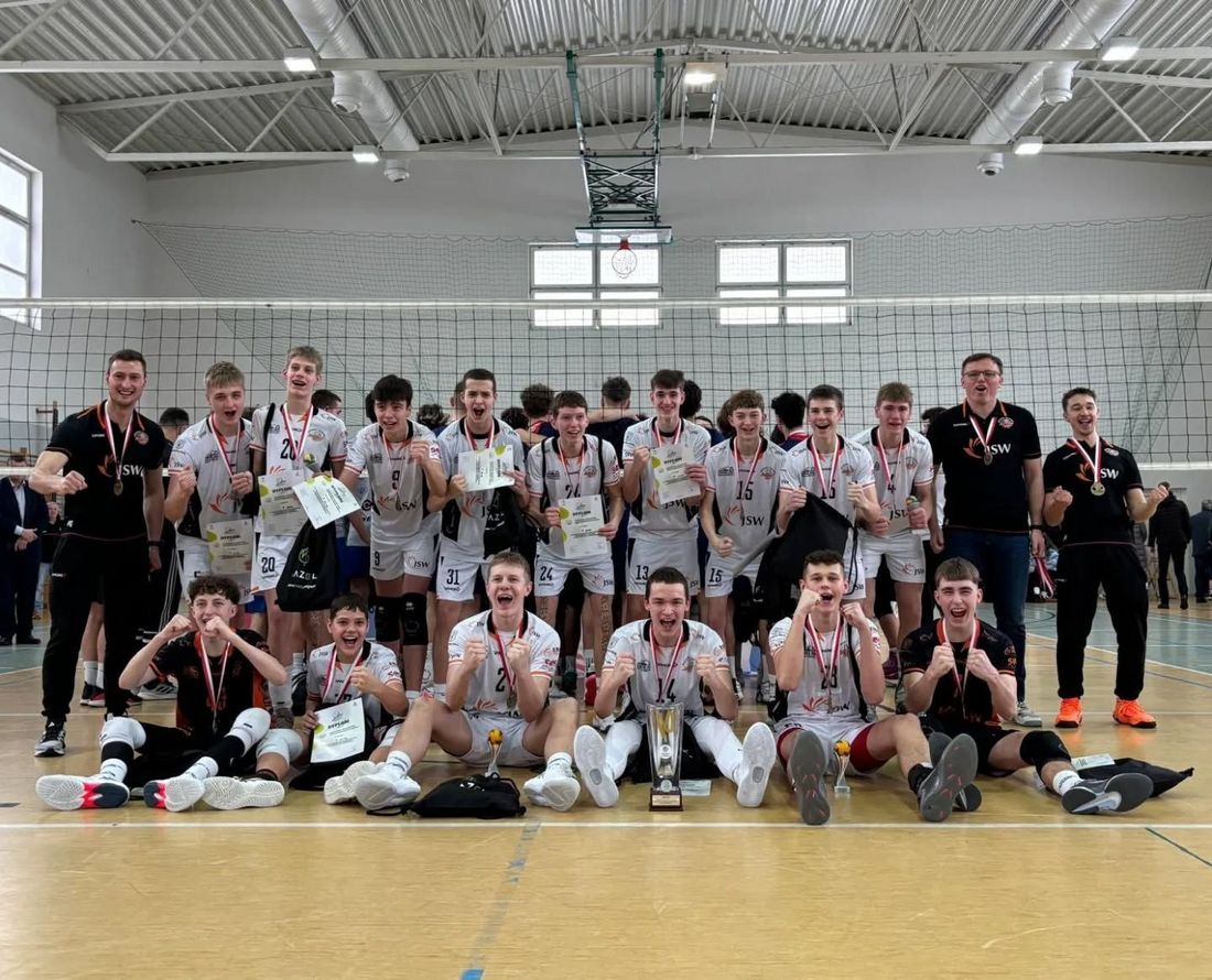 Zbiorcze zdjęcie młodzików Akademii talentów z trenerami i złotymi medalami