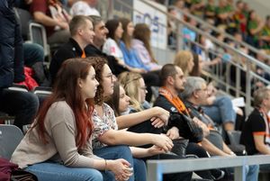 Kibice na trybunach.