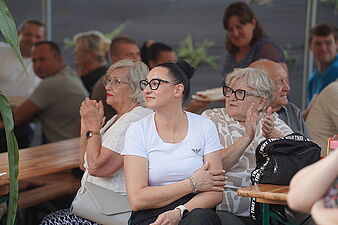 Trzy kobiety siedzą przy stole 