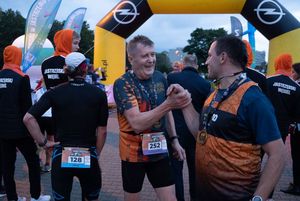 Zdjęcie przedstawia zawodników na mecie biegu głównego.