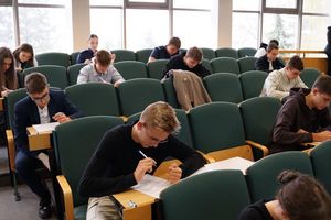 Zdjęcie przedstawia uczestników olimpiady. 