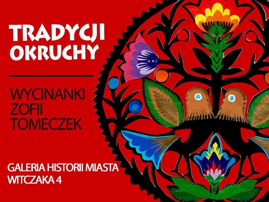 Plakat wystaw Tradycji Okruchy wycinanki Zofii Tomeczek, Galeria Historii Miasta, Witczaka 4. Napisy na czerwonym tle, obok przedstawniona wycinanka Zofii Tomeczek.