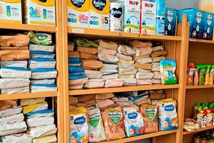 Regały z produktami sanitarnymi/higienicznymi itp.