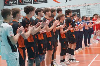 Drużyna Akademii Talentów podczas prezentacji przed meczowej