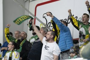 Kibice dopingują drużynę JKH.